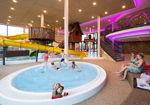 Großzügige Wasserwelt mit Rutsche